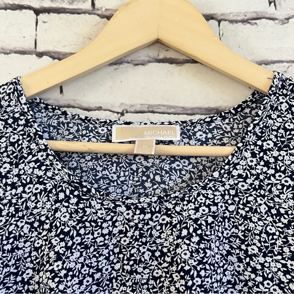 Michael Kors Women’s True Navy Floral Print Short Sleeve Blouse Size Medium - Picture 2 of 5